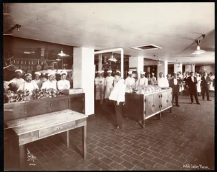 Personnel dans la cuisine de l